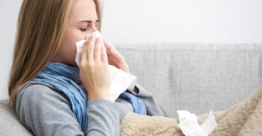 Nachlazená žena - rýma, kašel, bolest v krku